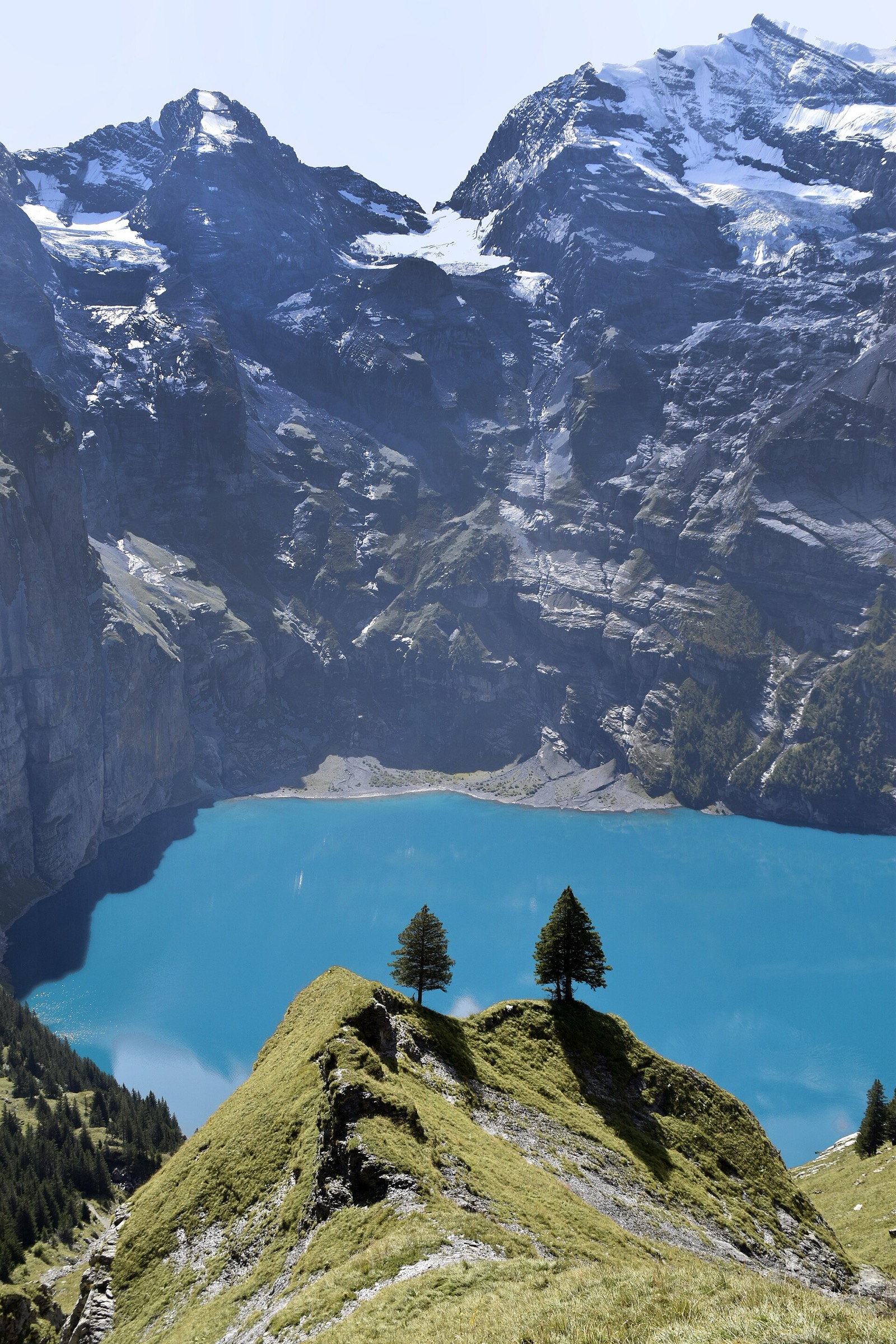 View over Oeschinensee from Heuberg
