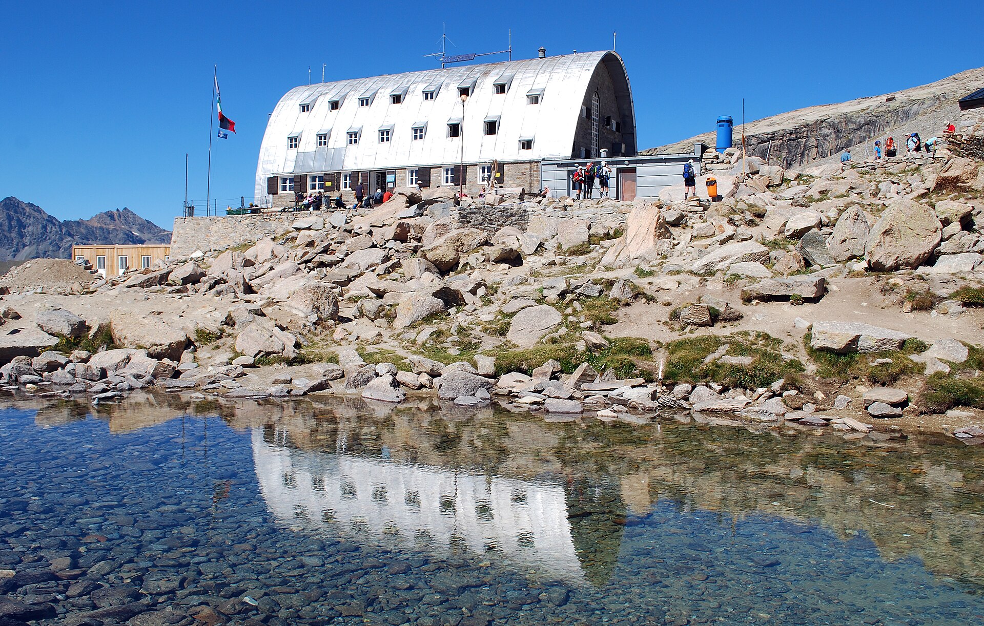 Rifugio Vittorio Emanuele II and lake