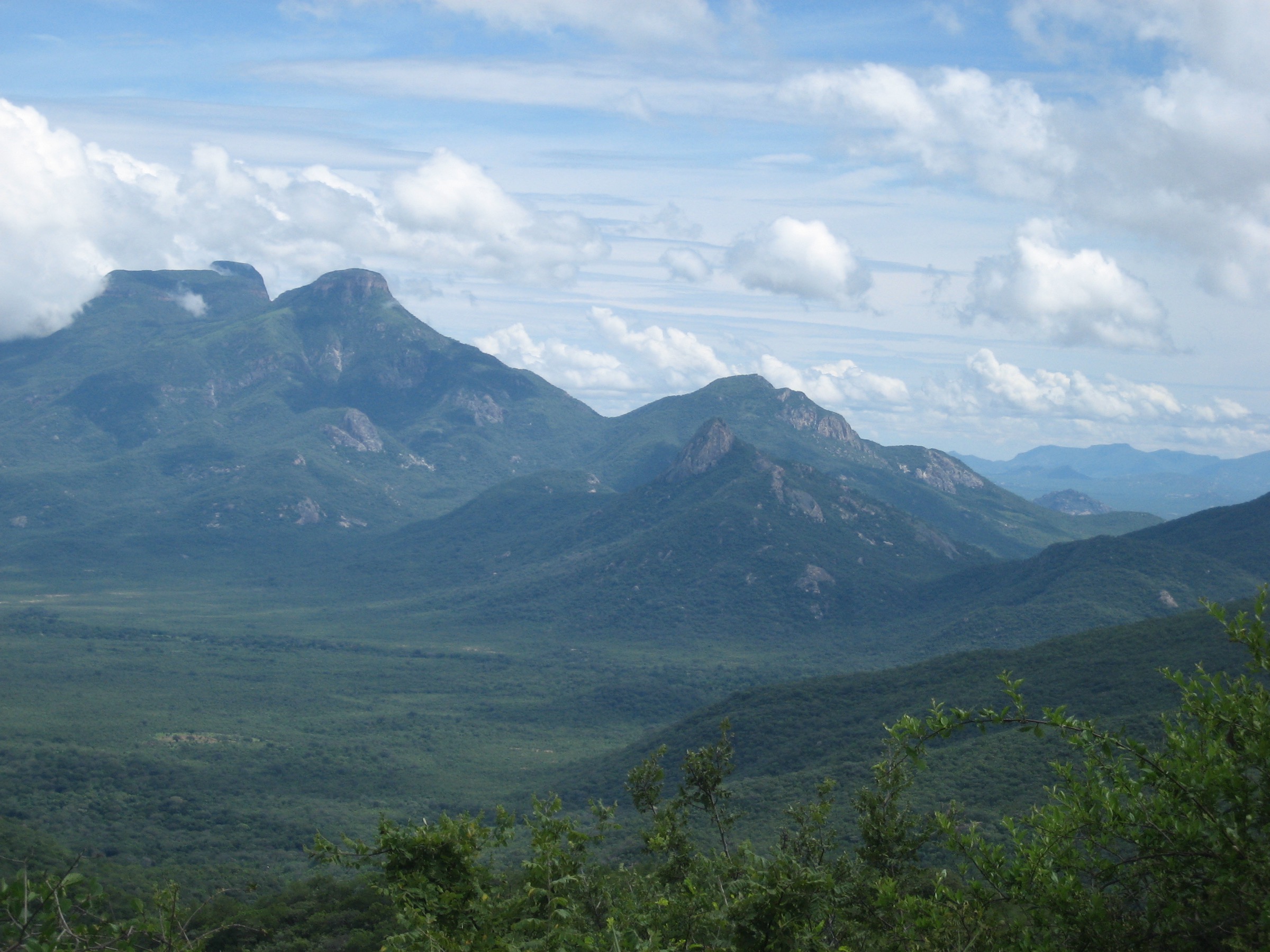 Landscape along the Lubango–Namibe route across the Serra da Leba — representative view of the Chela escarpment country