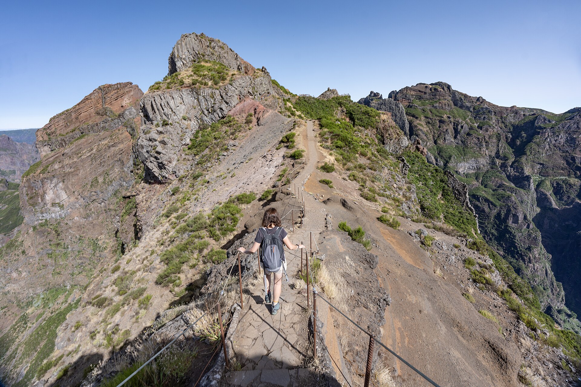 PR1 mountain path between Pico do Areeiro and Pico Ruivo