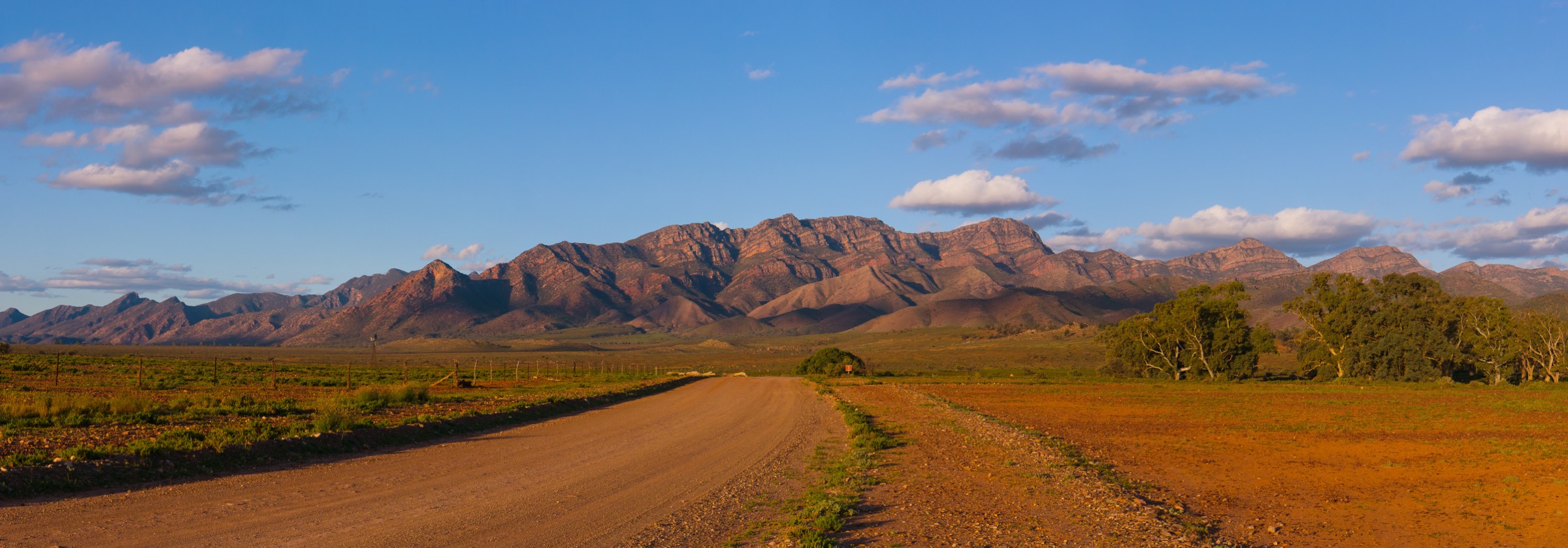 Australia — Ikara-Flinders / Wilpena Pound: Essential Day-Hikes