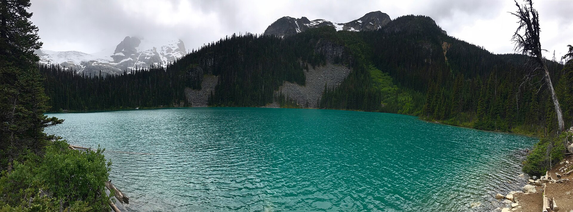 Middle Joffre Lake with the Matier Glacier and Joffre Peak behind, Pipi7íyekw / Joffre Lakes Provincial Park
