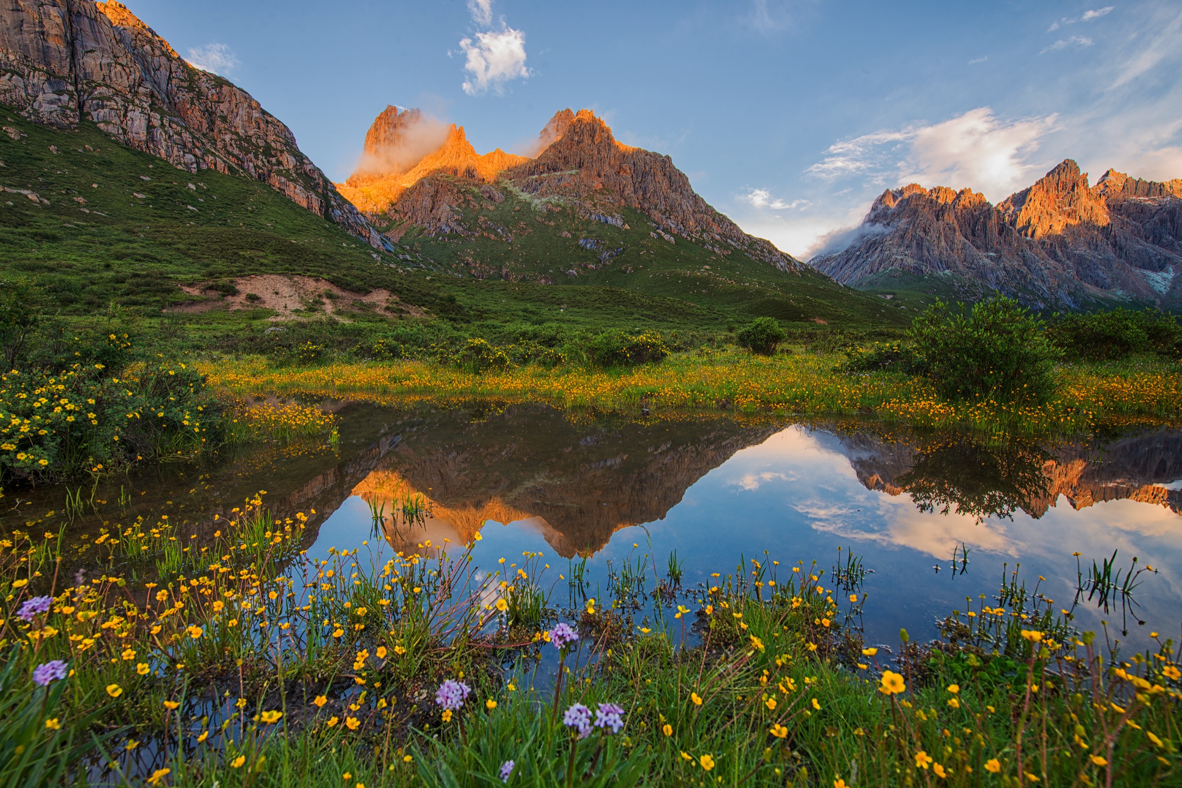China — Bayan Har, Yellow River Headwaters: Essential Day-Hikes