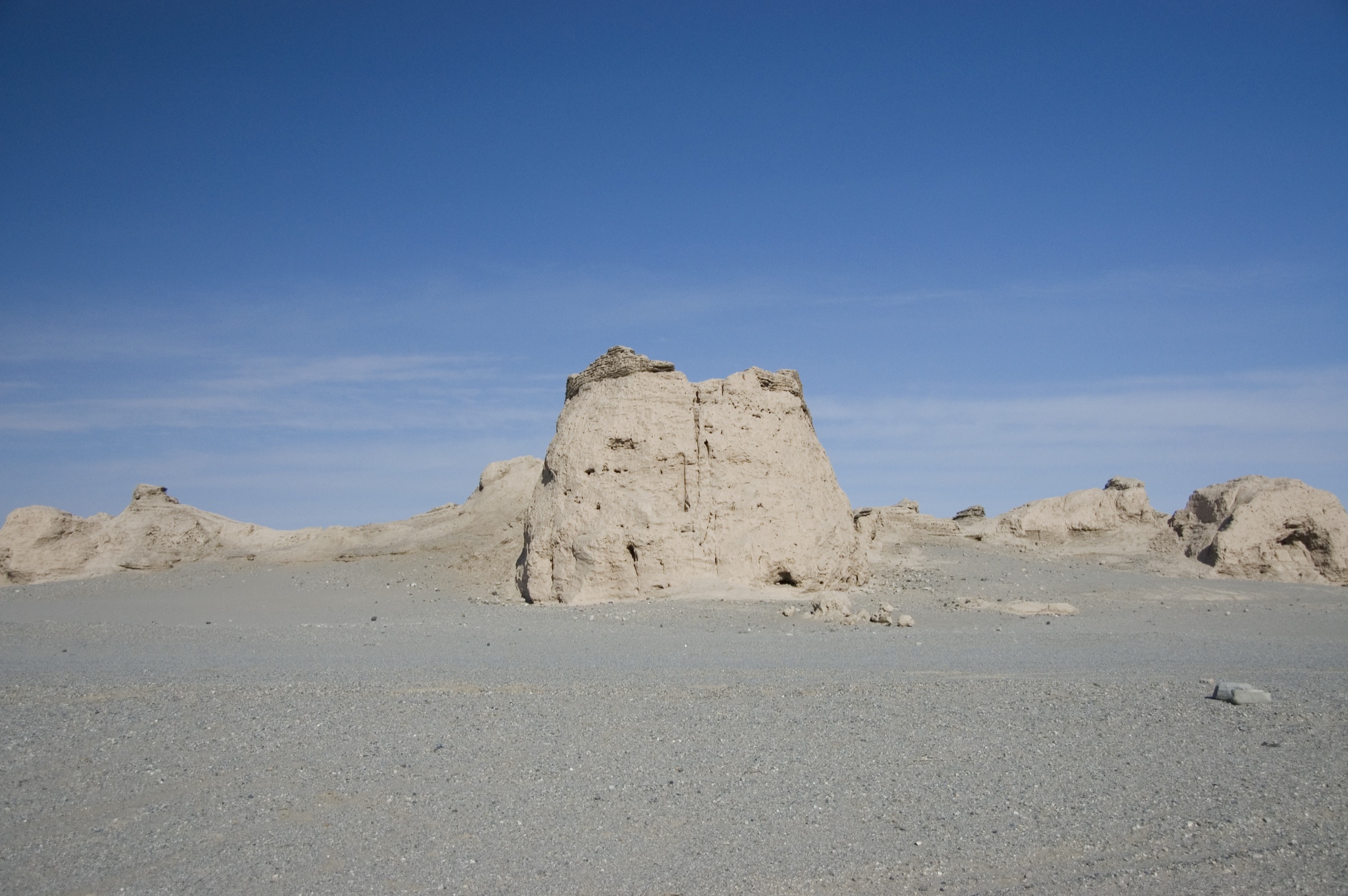 China — Central Kunlun, Qiemo–Ruoqiang: Essential Day-Hikes