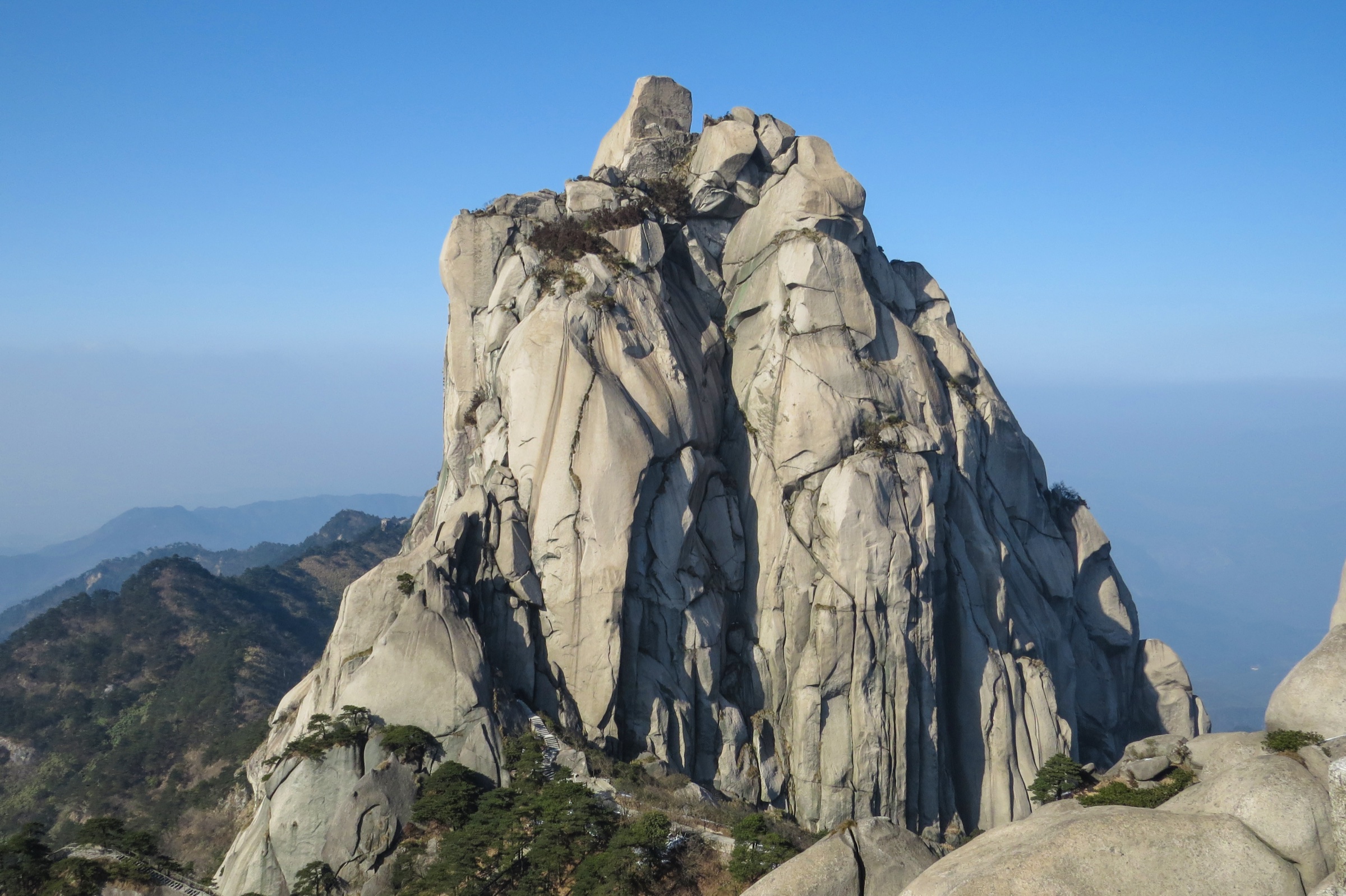 China — Anhui Dabie Mountains: Essential Day-Hikes