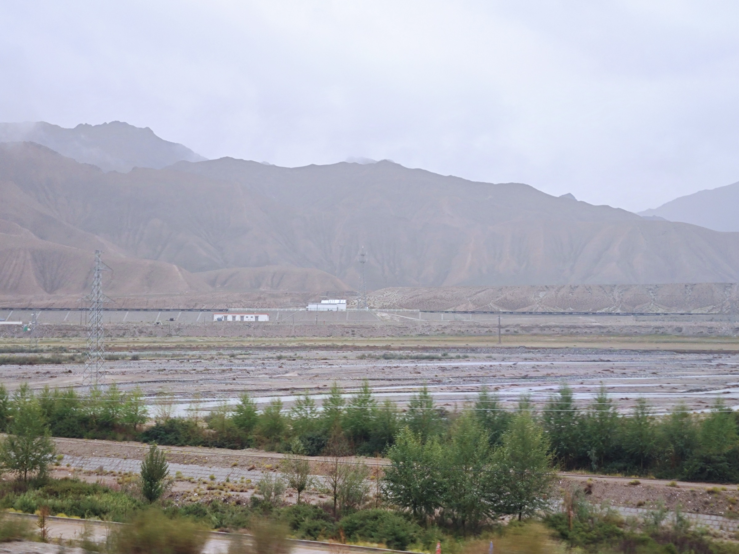 Nachitai railway station on the Qinghai–Tibet line, with the Kunlun foothills behind