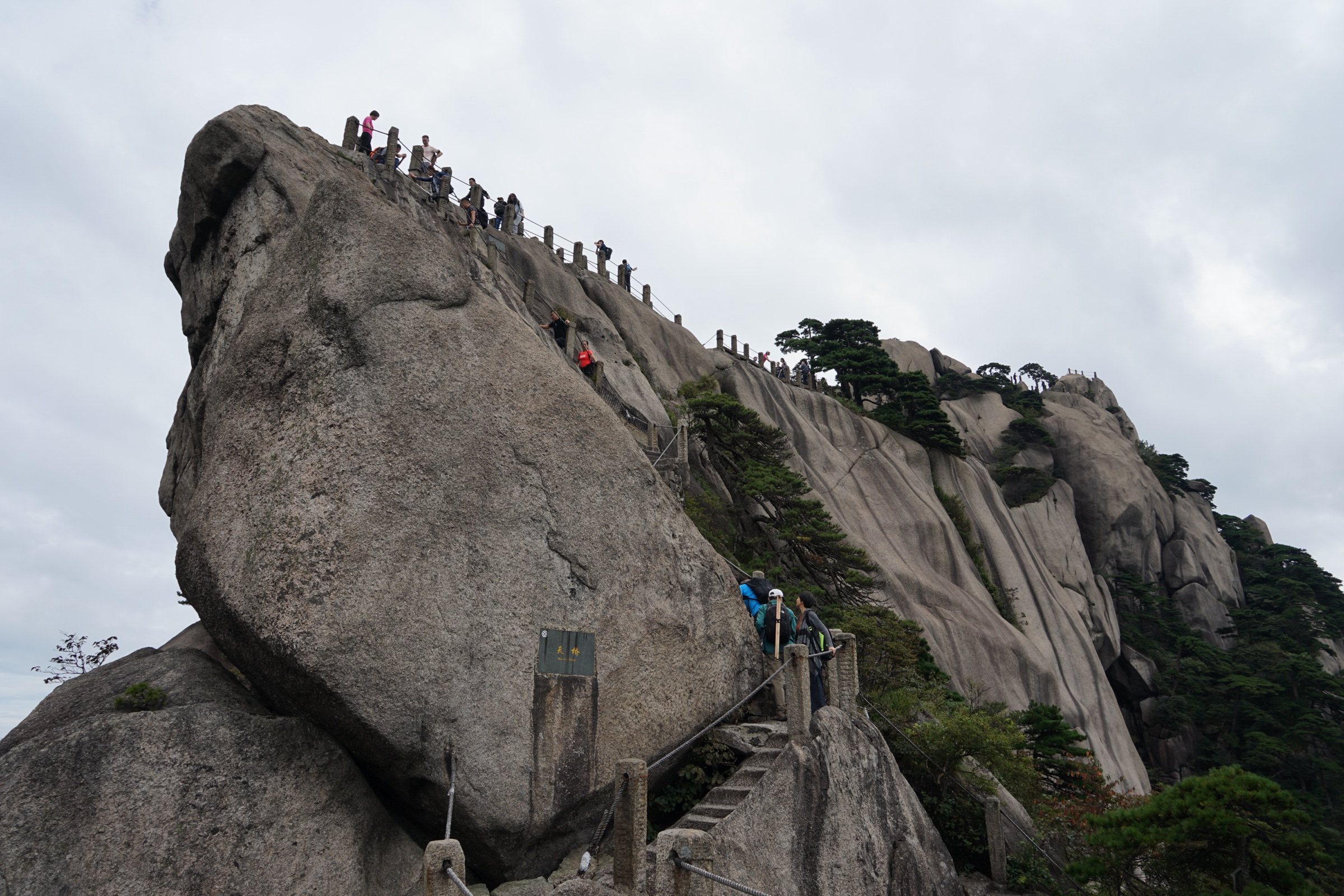 The narrow fish-back ridge on Tiandu Peak with stair-line and crowds