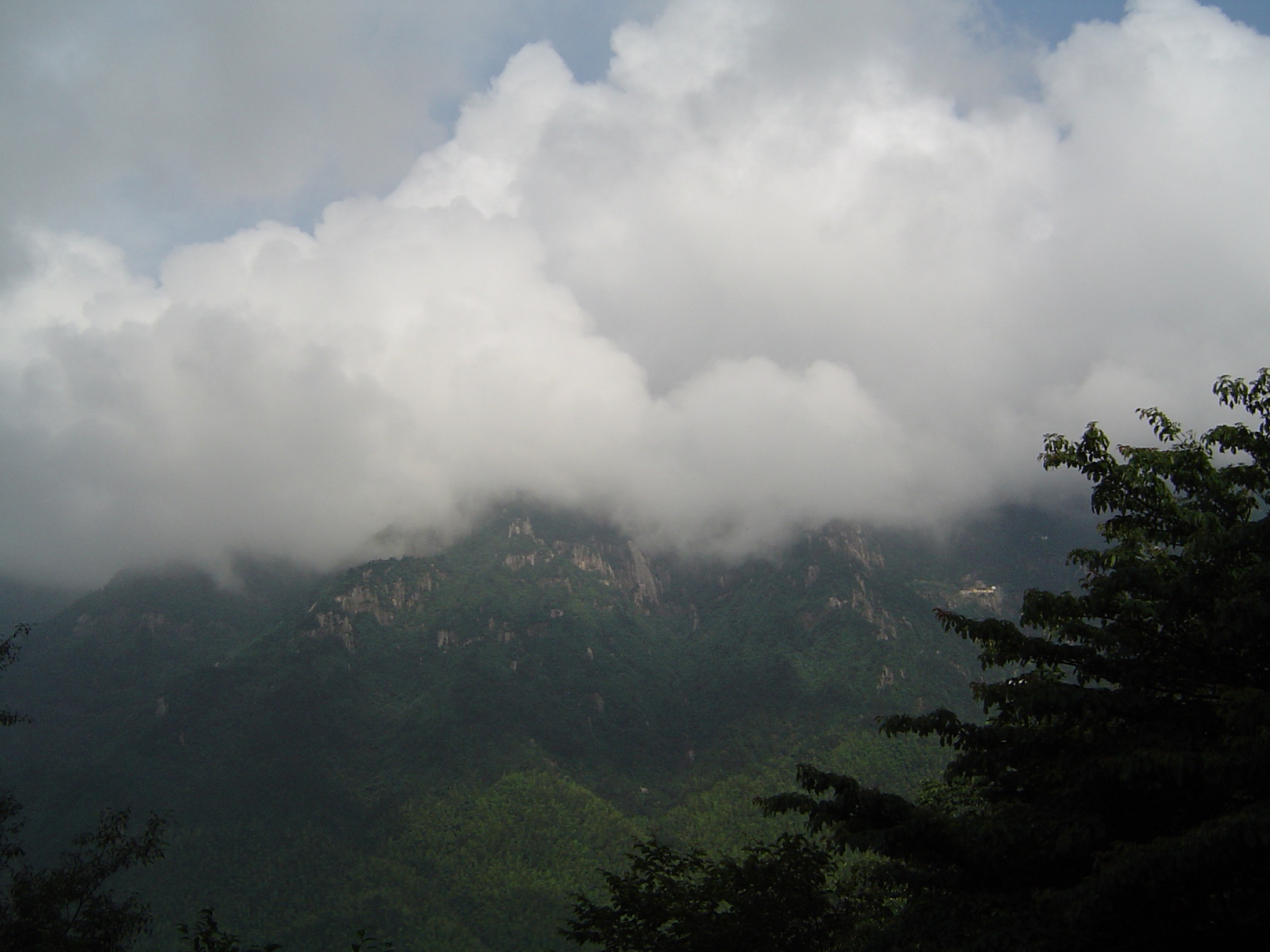 Path and mountain view in the Minyuan area, Jiuhua Shan