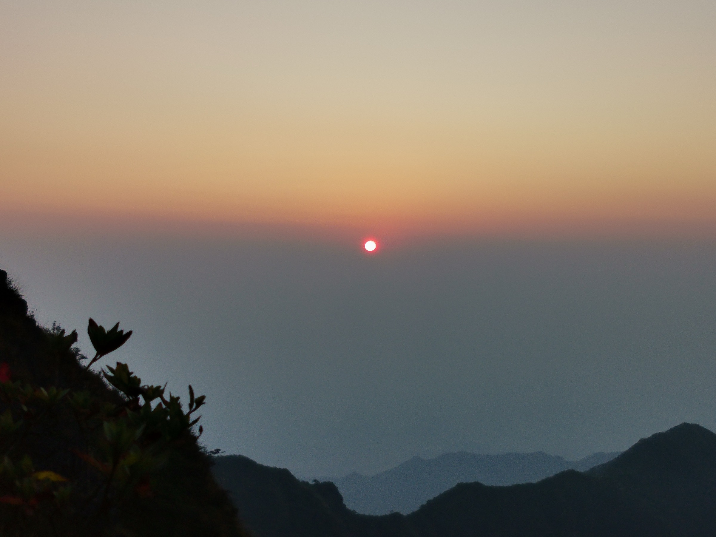 Sunrise over layered Nanling ridges from Jiucailing, Dao County, Yongzhou