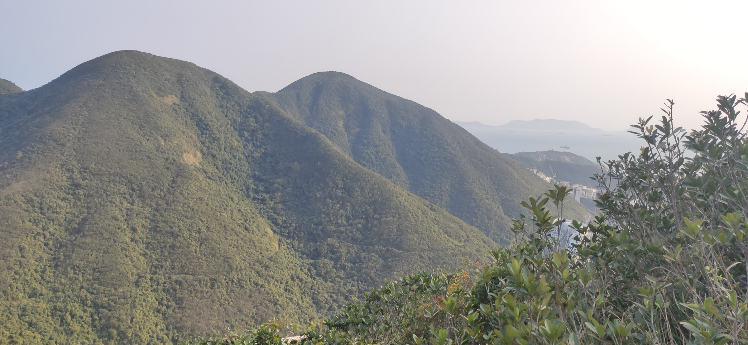 The Twins (Ma Kong Shan) vus du sud, le double sommet raide à l'extrémité sud du tronçon 1 du Wilson Trail