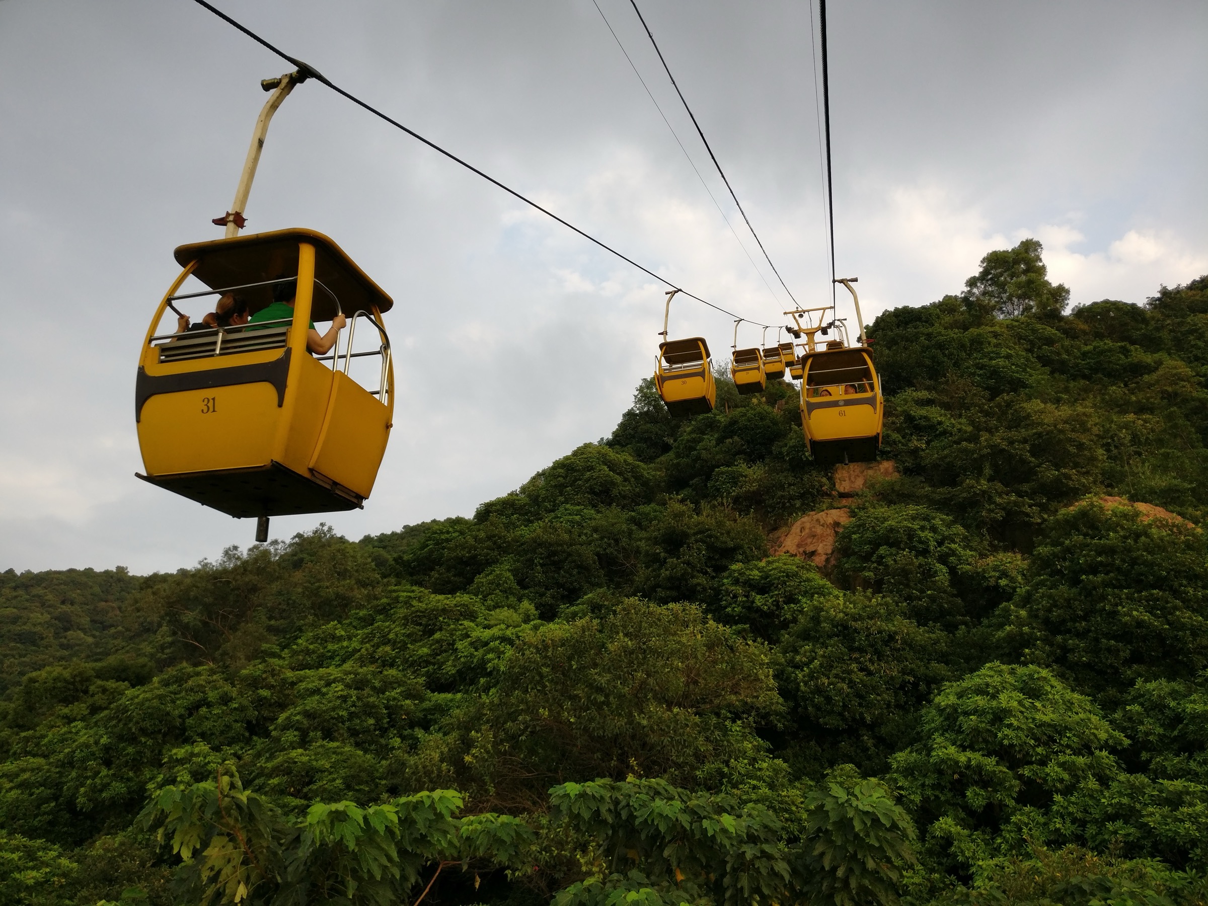 Sai Chiu gondola lift rising above the volcanic plug of Xiqiao Shan (西樵山, 346 m), Foshan