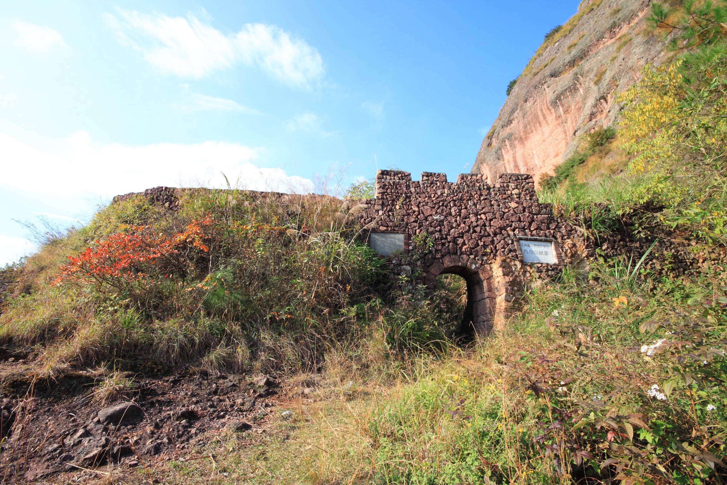 Stone fortress walls at Jiuxianshan in Guangfeng