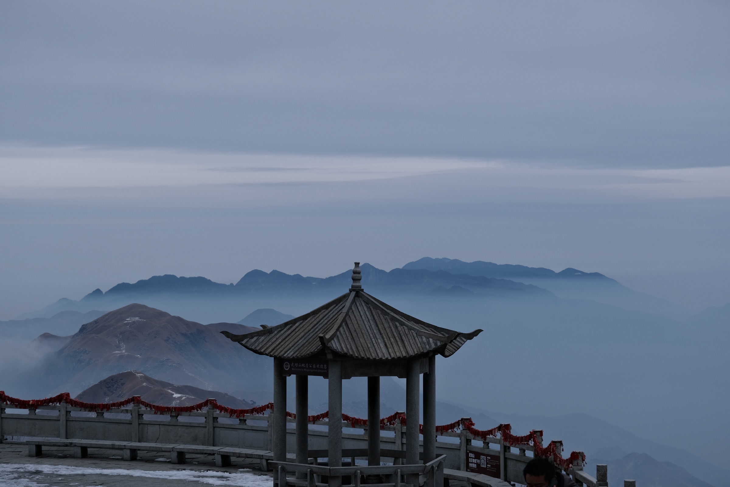 Sea of clouds and a wooden pavilion on the Jīndǐng summit plateau