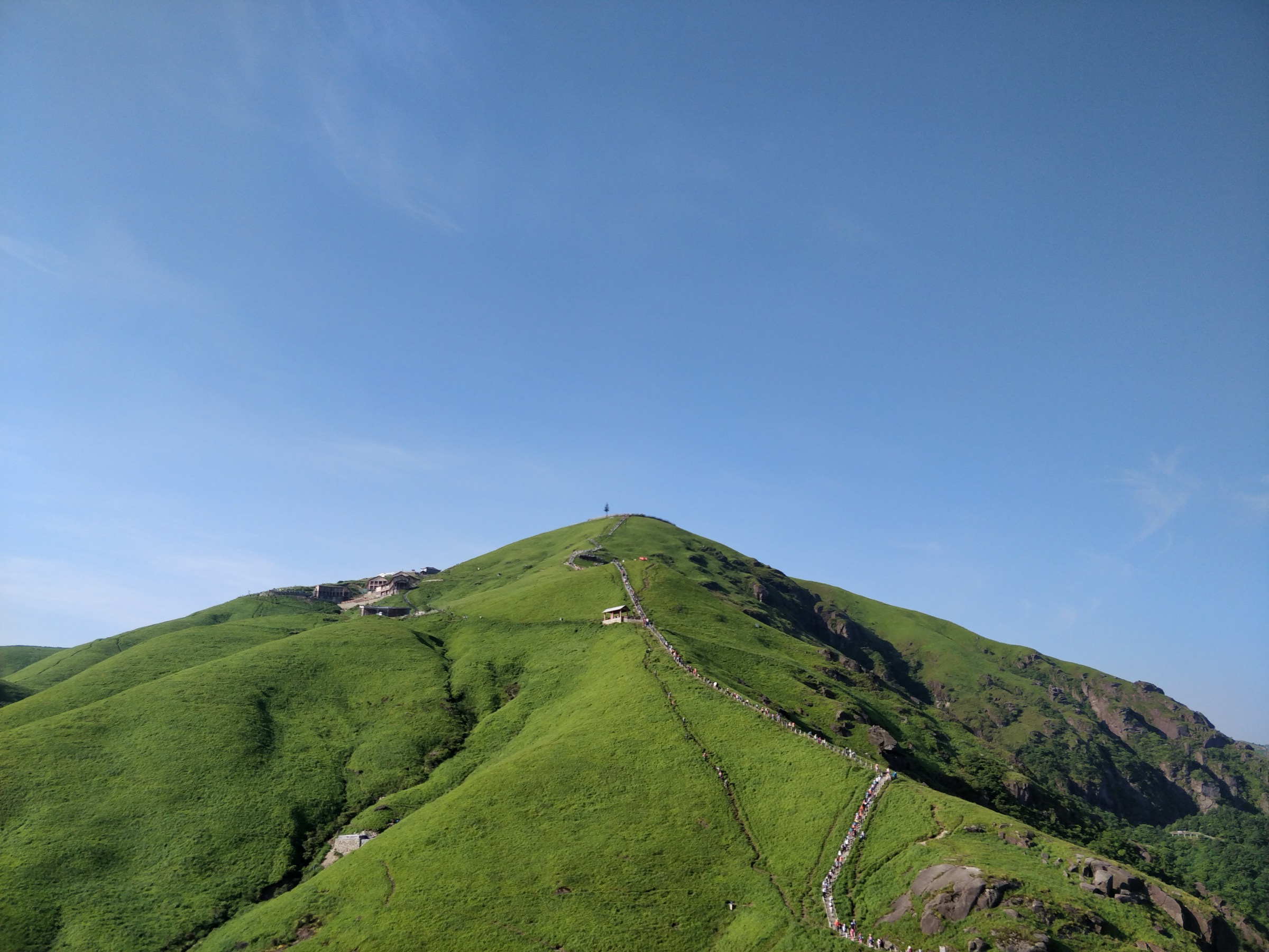 Open alpine meadow on the Wugong Shan main ridge near Fāyúnjiè