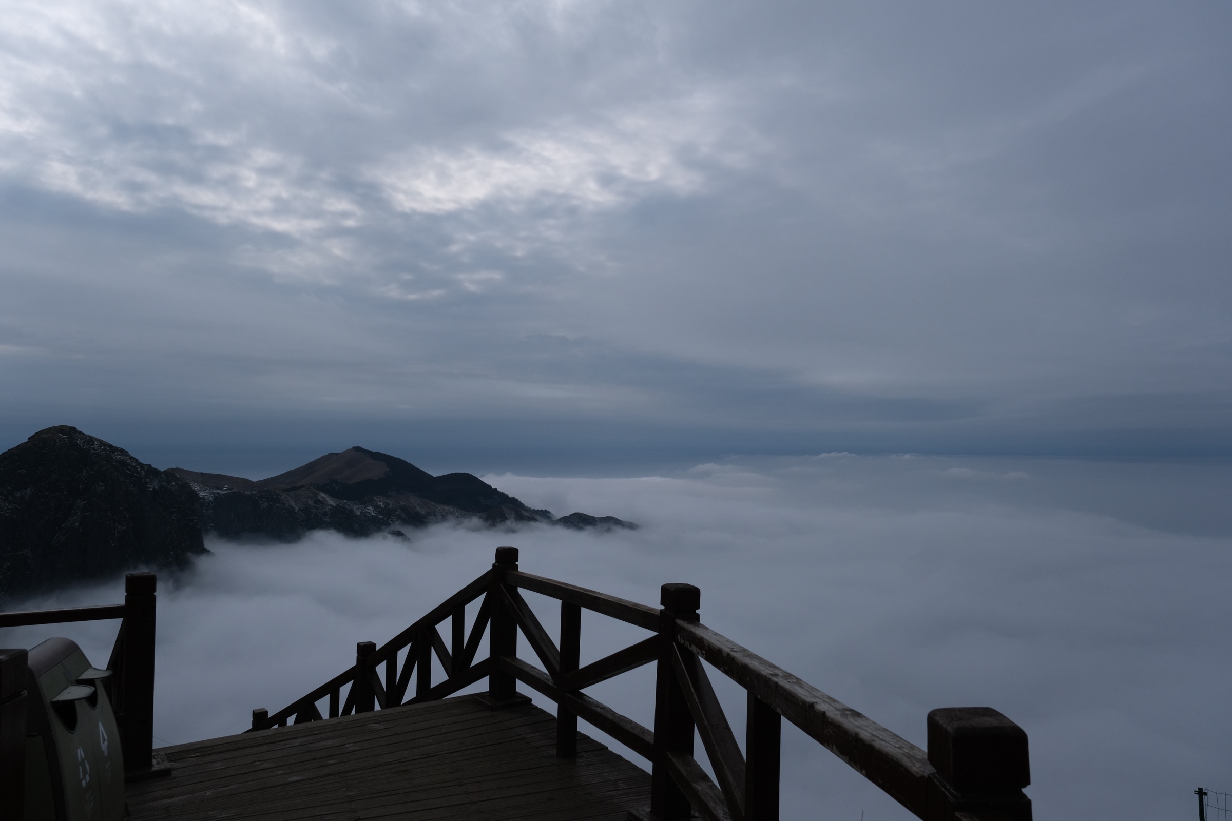 Sea of clouds over the Wugong Shan ridge seen from a meadow viewpoint