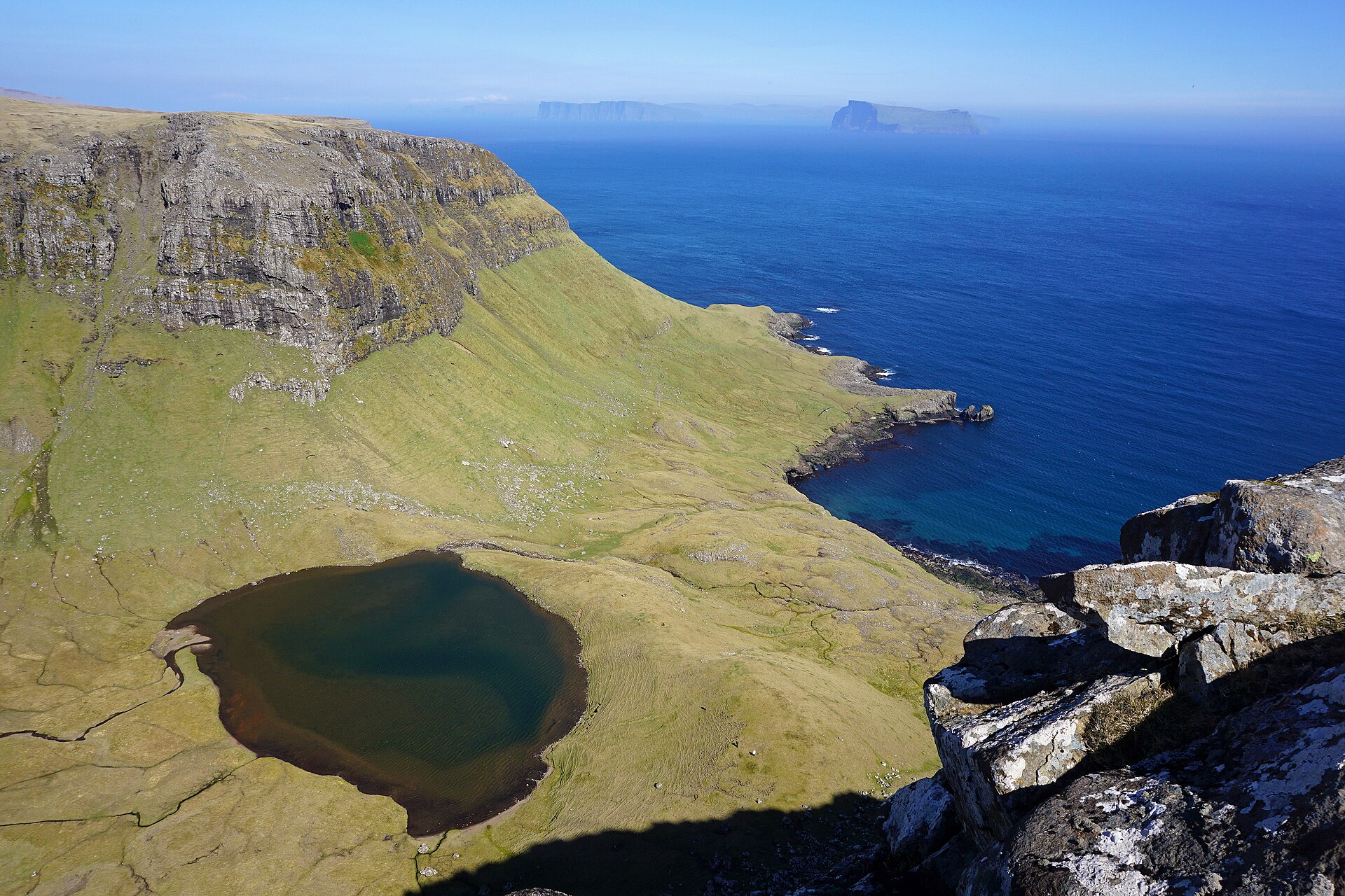 Hvannhagi valley with Hvannavatn lake