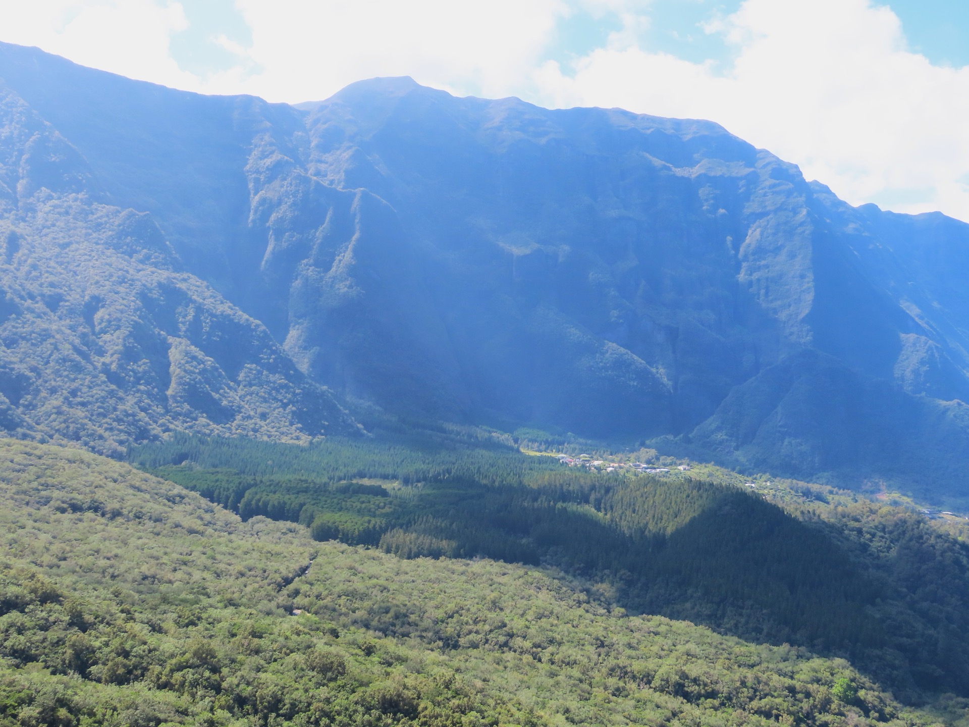Bras Sec hamlet viewed from La Découverte viewpoint above the Cirque de Cilaos