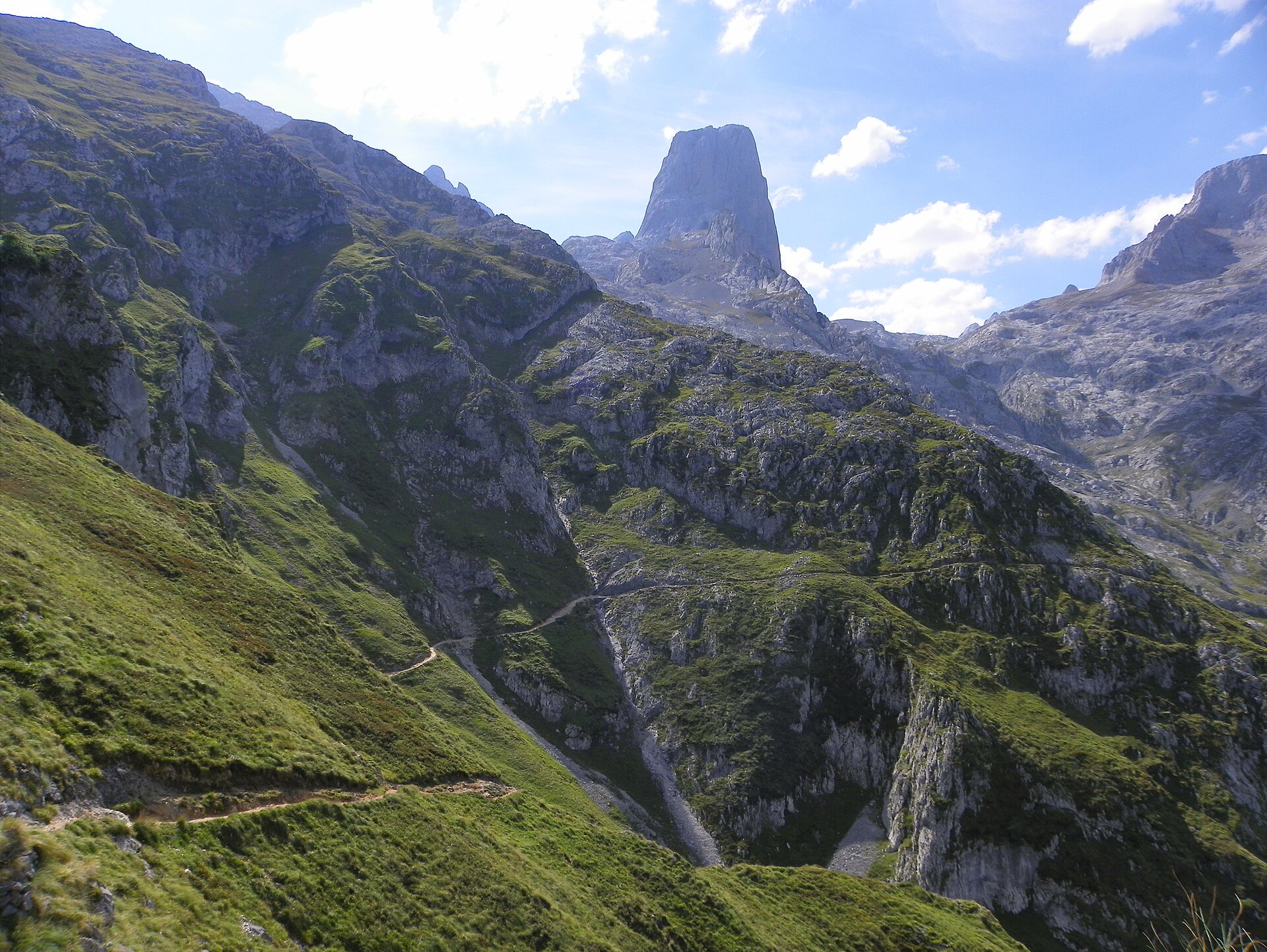 El Urriellu and the path from Collado Vallejo