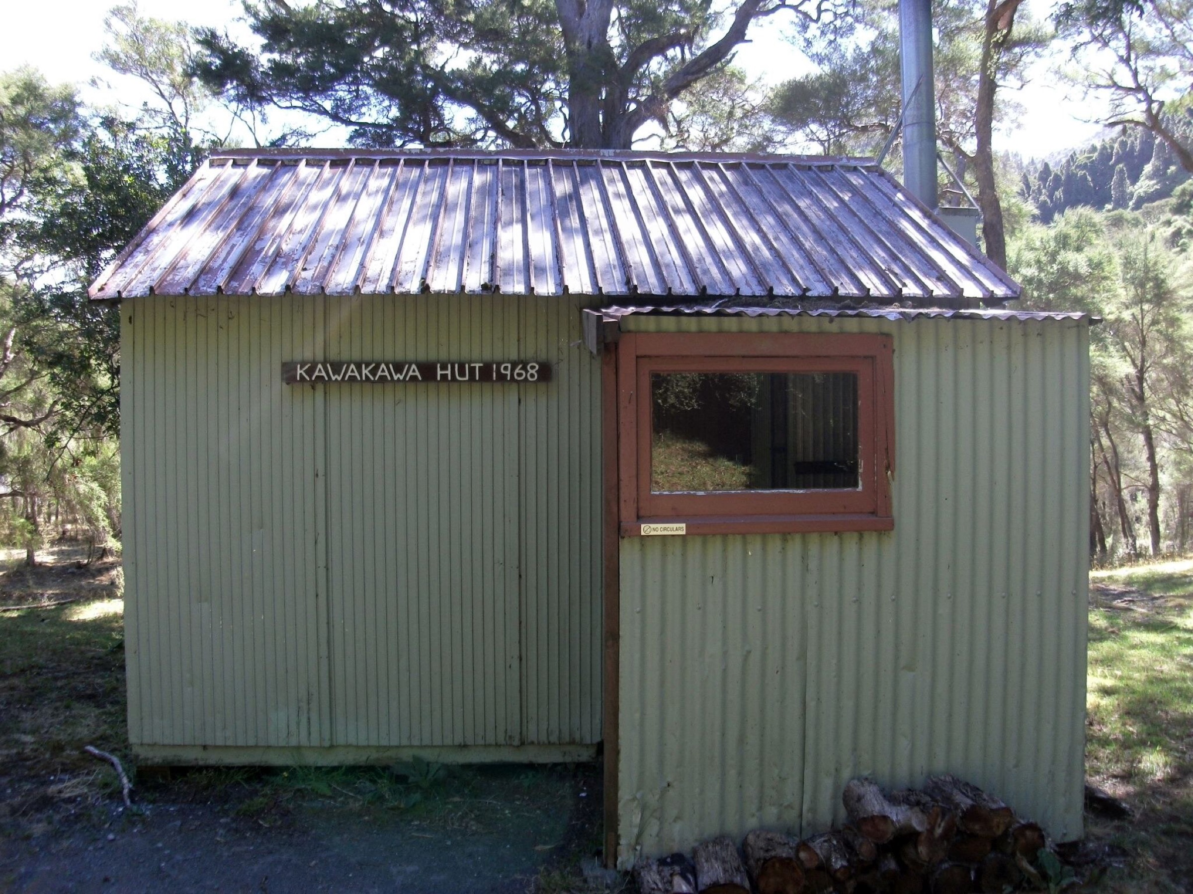 Kawakawa Hut in Aorangi Forest Park, central Aorangi