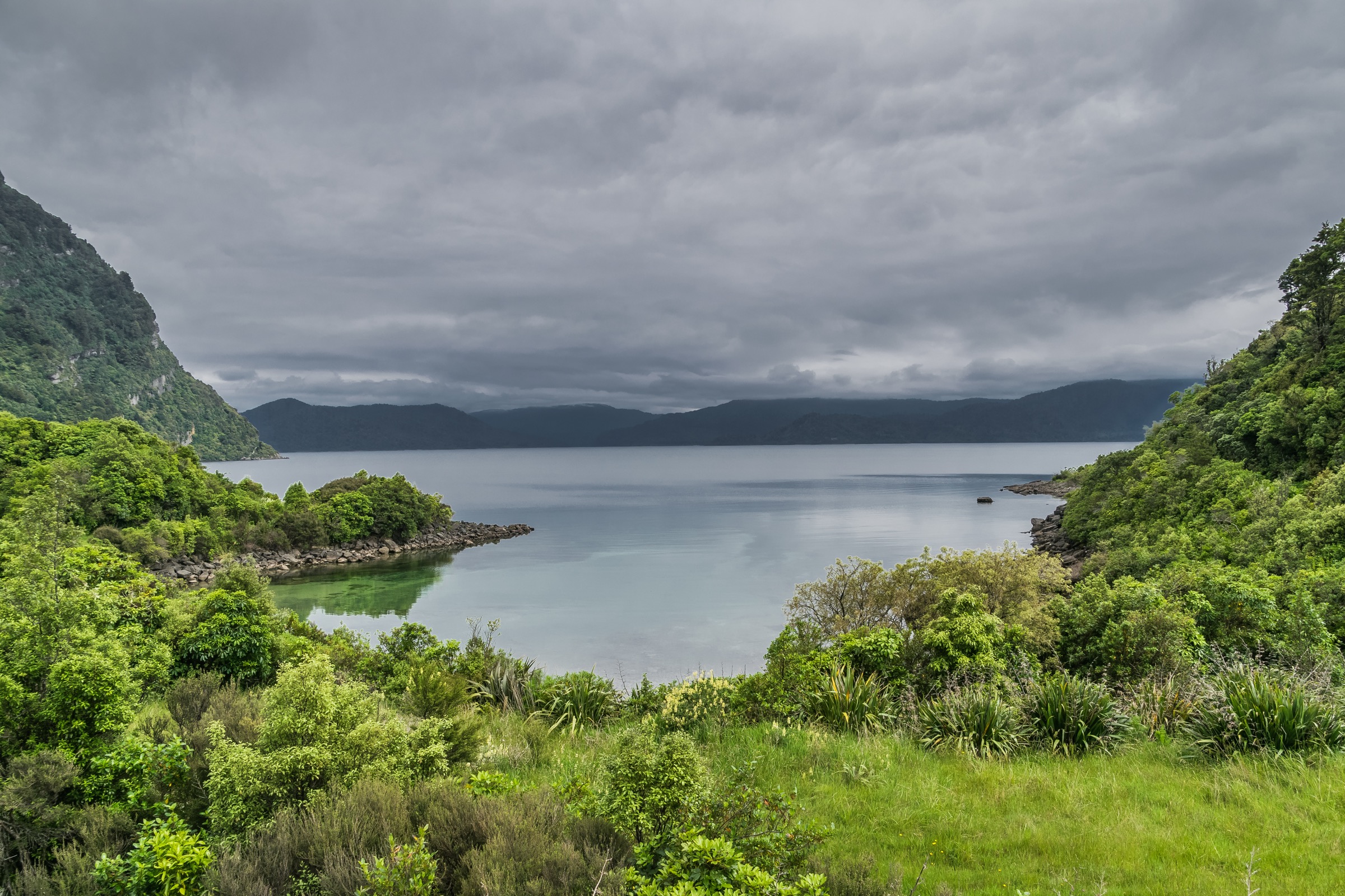 New Zealand — Huiarau Range: Lake Waikaremoana day hikes