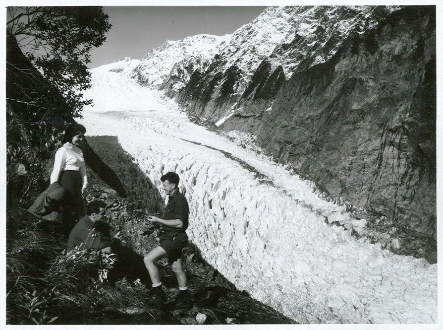 Franz Josef Glacier, Roberts Point, ranger with tourists