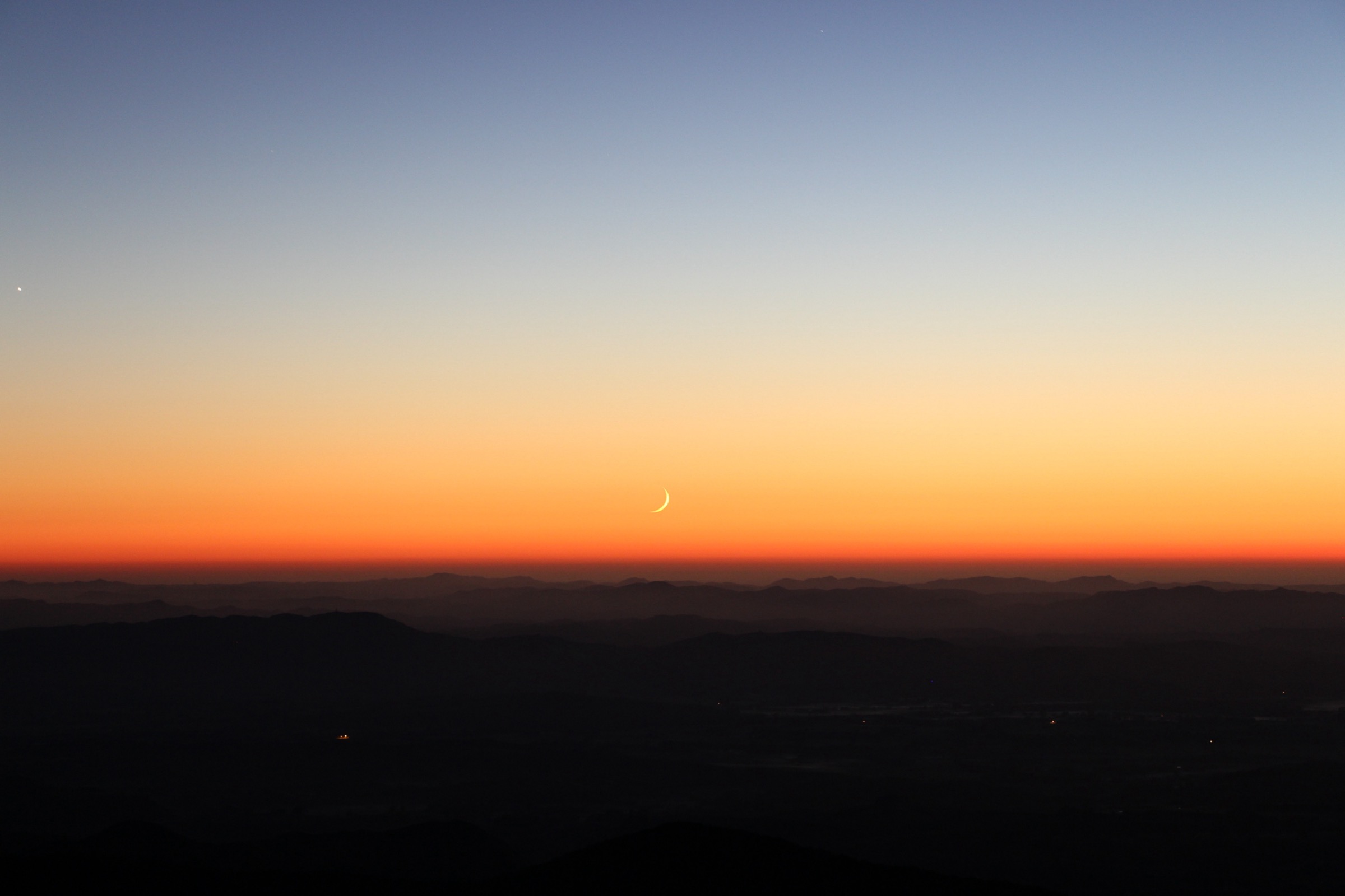 Powell Hut at sunrise on the ridge below Mount Holdsworth