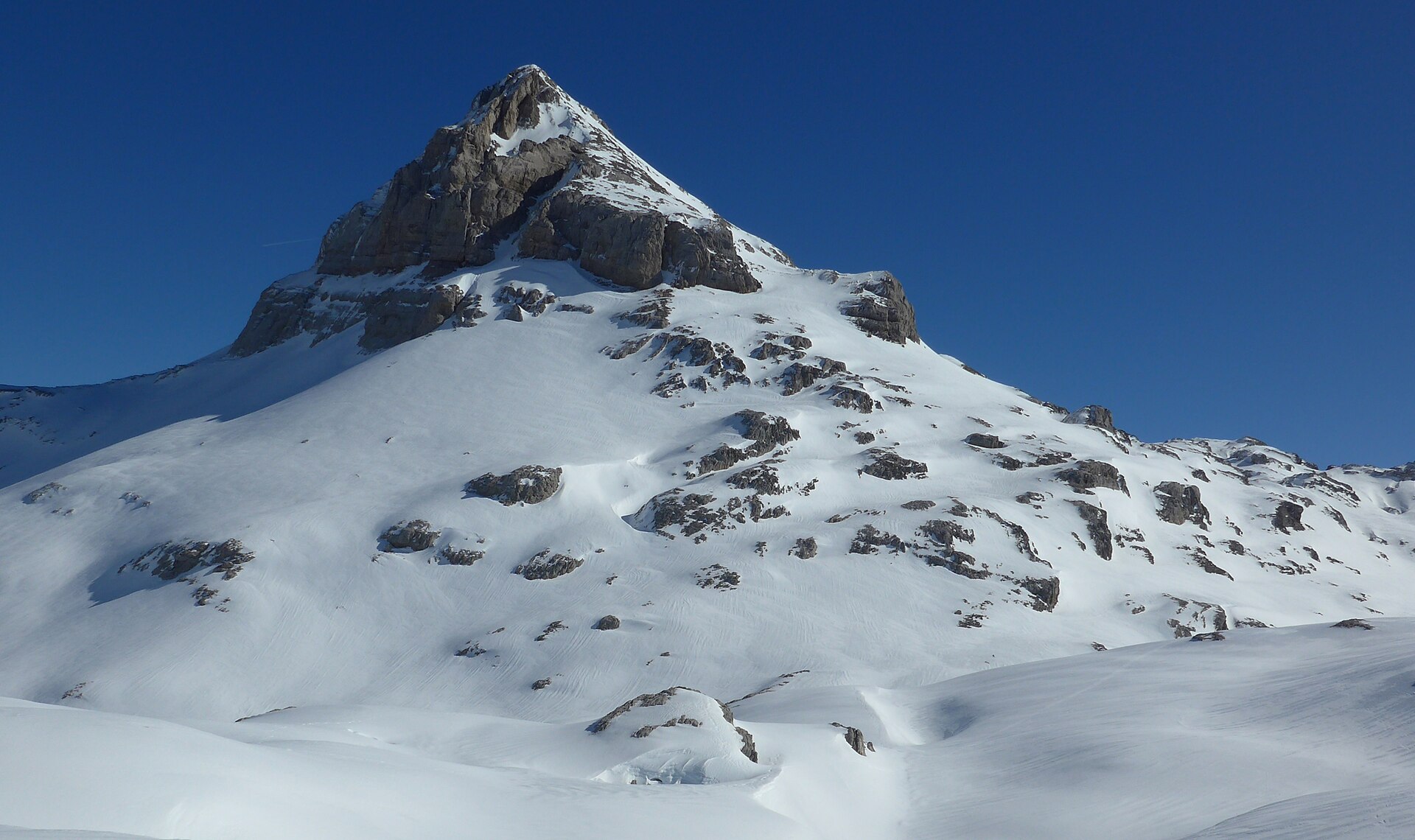 Pic d'Anie / Auñamendi limestone summit