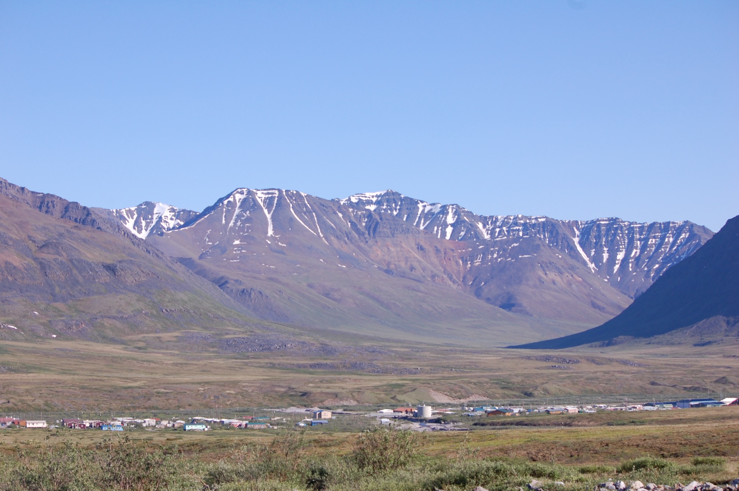 Tundra and mountains around Anaktuvuk Pass in Gates of the Arctic