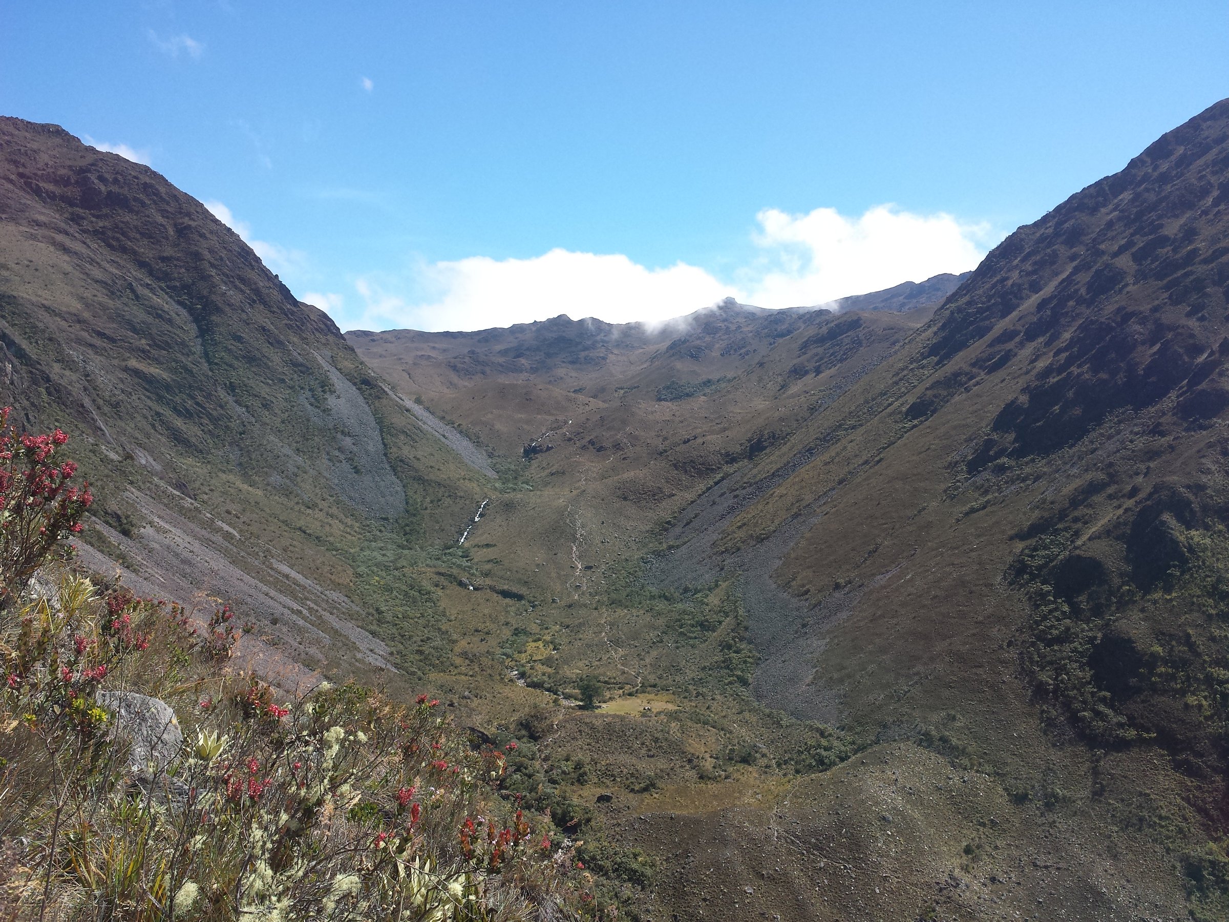 Páramo El Batallón and its periglacial lagoons