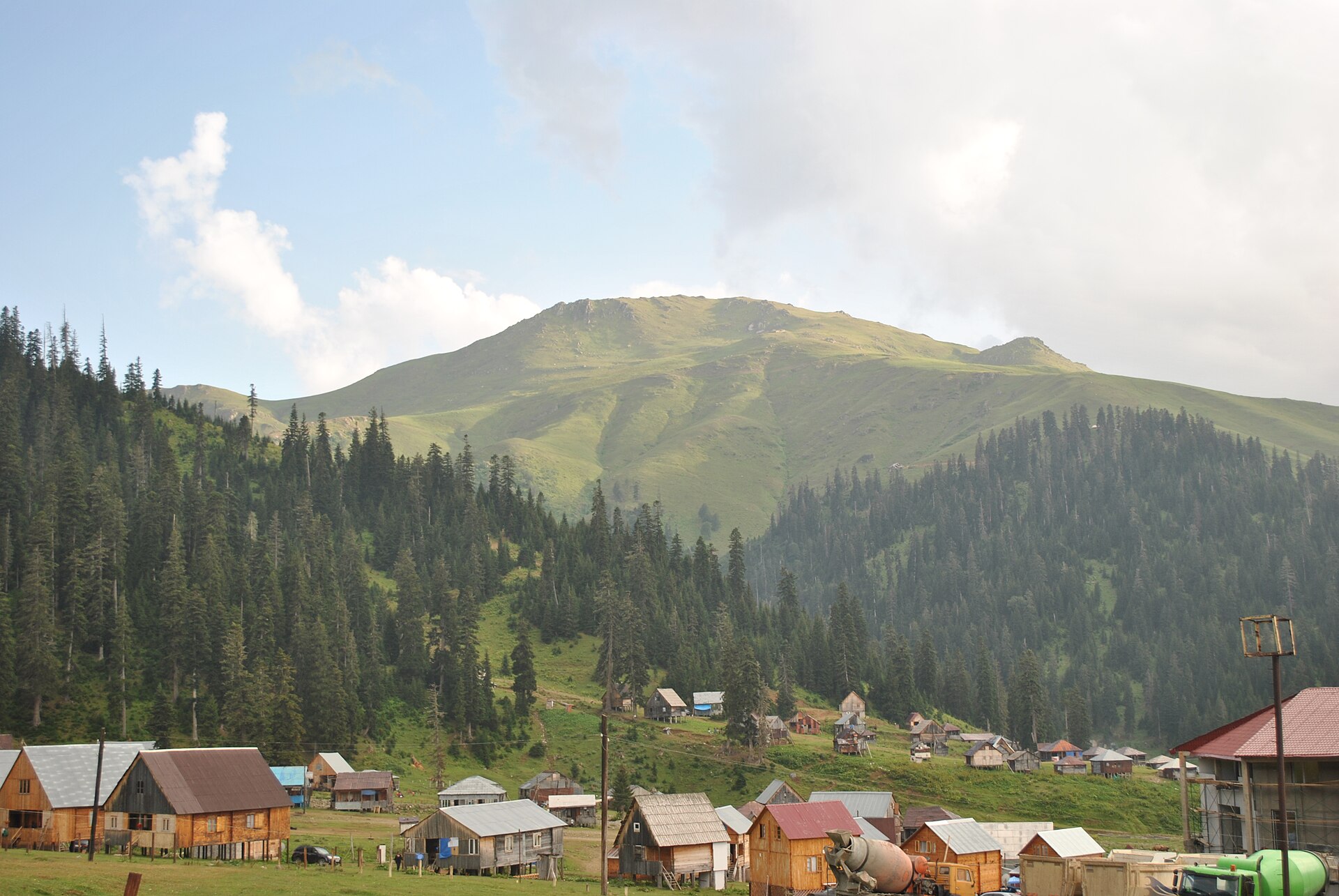 Lashisferdi Mountain rising above the forests and houses of Bakhmaro