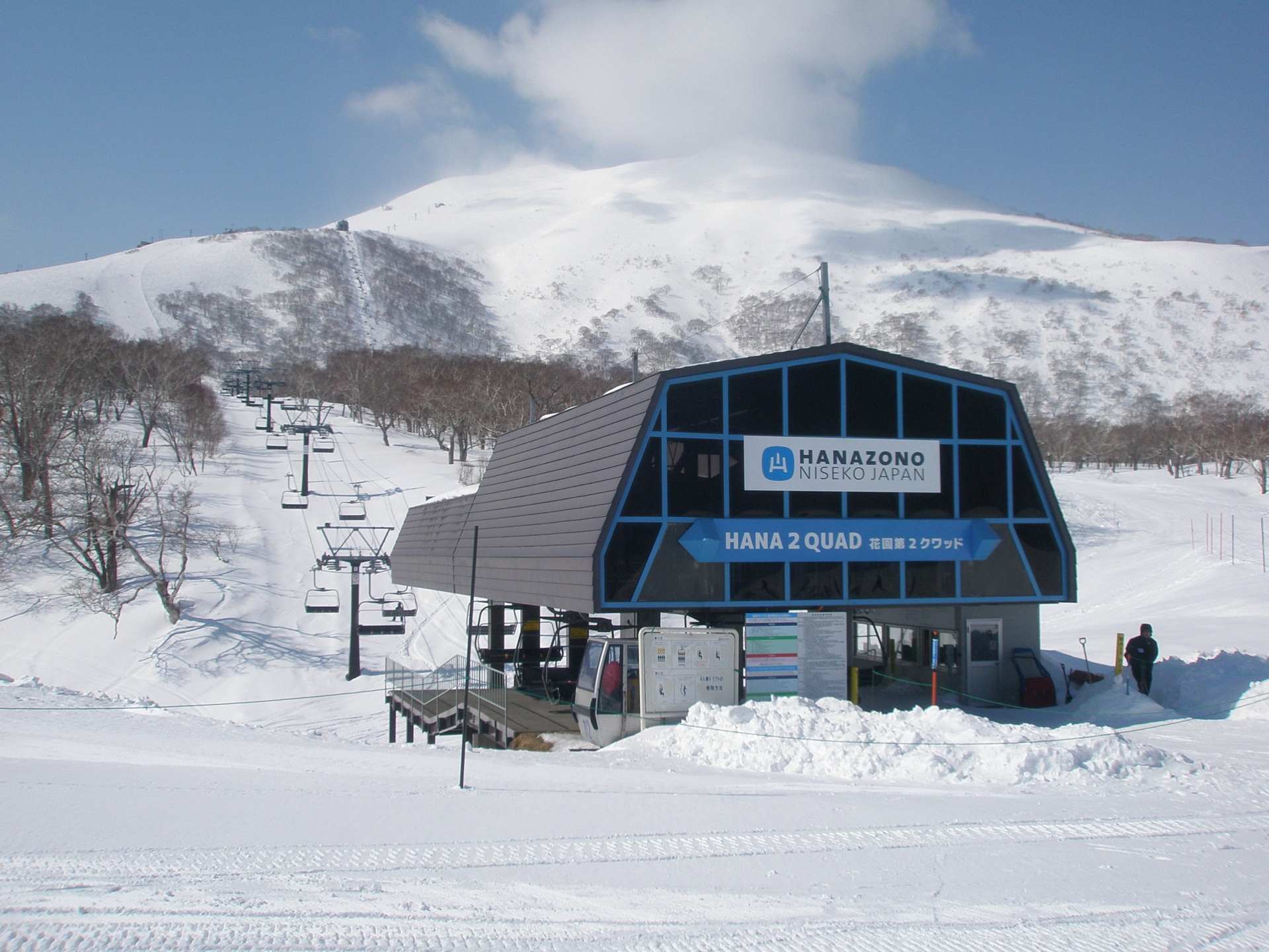 Hanazono chairlift beneath the snow-covered upper slopes of Niseko Annupuri