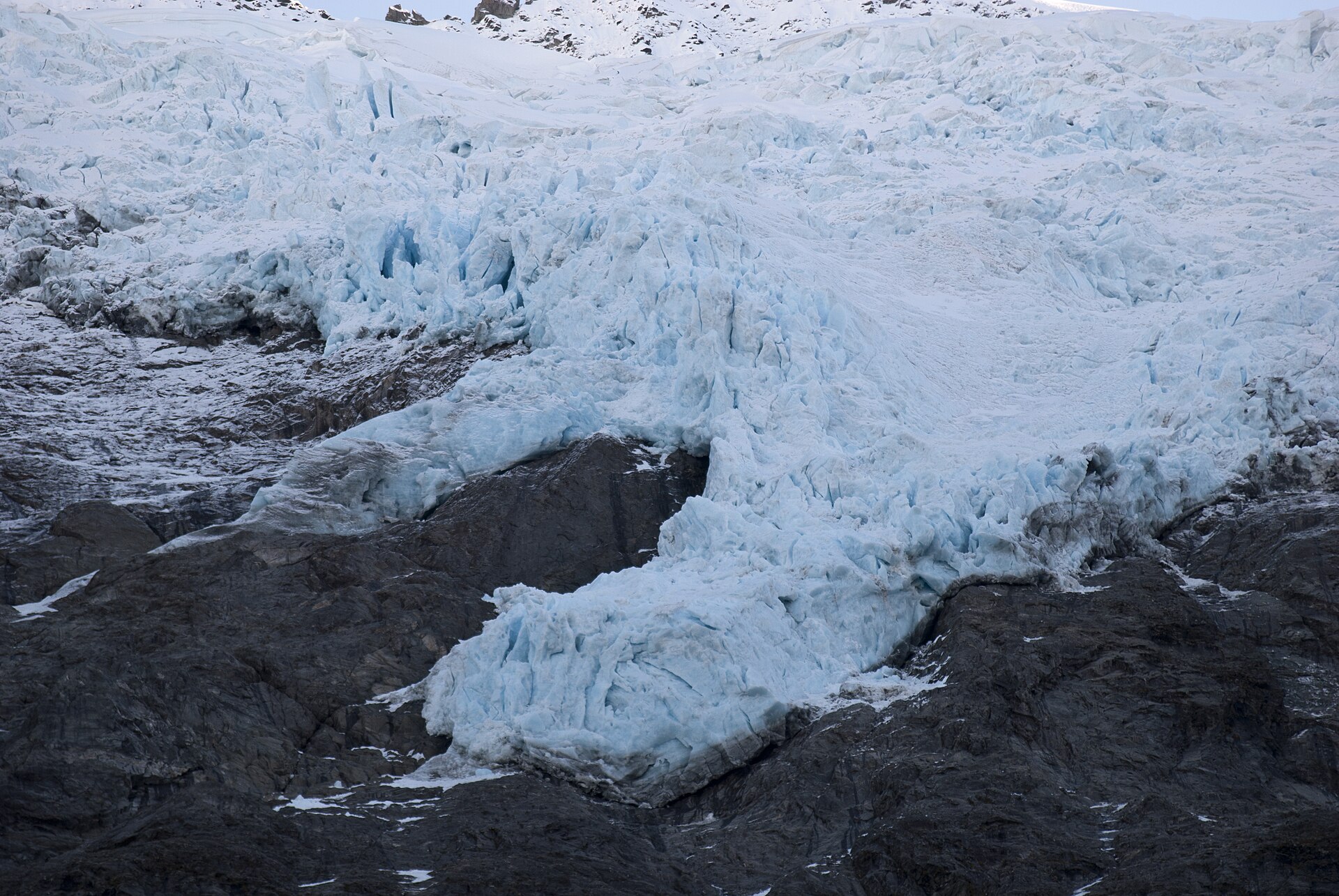 Rob Roy Glacier broken into seracs above steep mountain walls