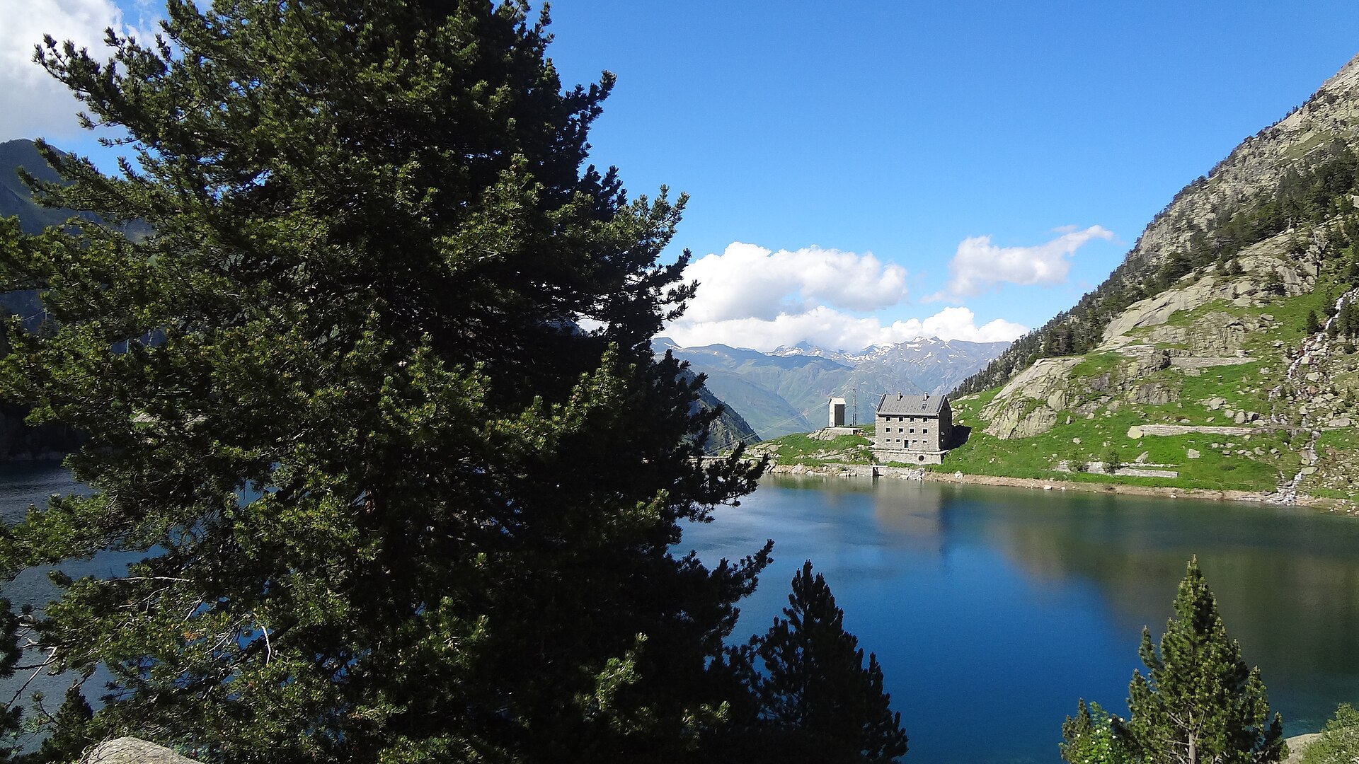 Restanca refuge beside its high mountain lake